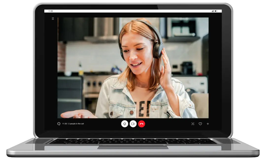 Femme souriante sur écran d'ordinateur